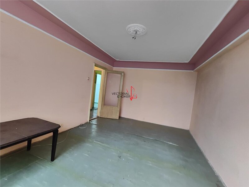 Titan, Piata Minis, 3 camere decomandat, etaj intermediar, zona linistita