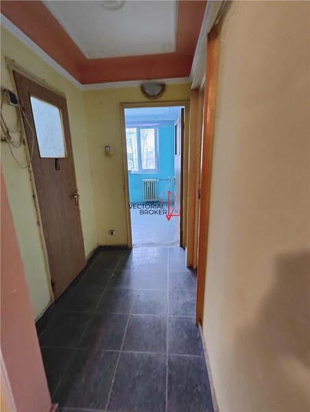 Titan, Piata Minis, 3 camere decomandat, etaj intermediar, zona linistita