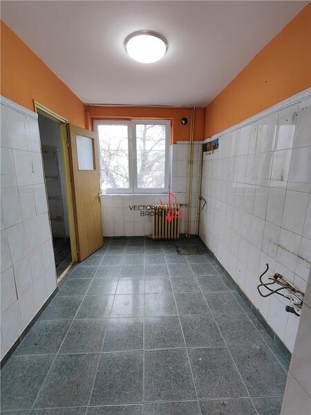 Titan, Piata Minis, 3 camere decomandat, etaj intermediar, zona linistita