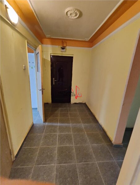 Titan, Piata Minis, 3 camere decomandat, etaj intermediar, zona linistita